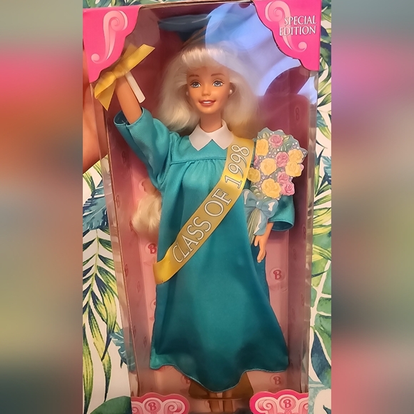1998 Graduation Barbie - Picture 2 of 3